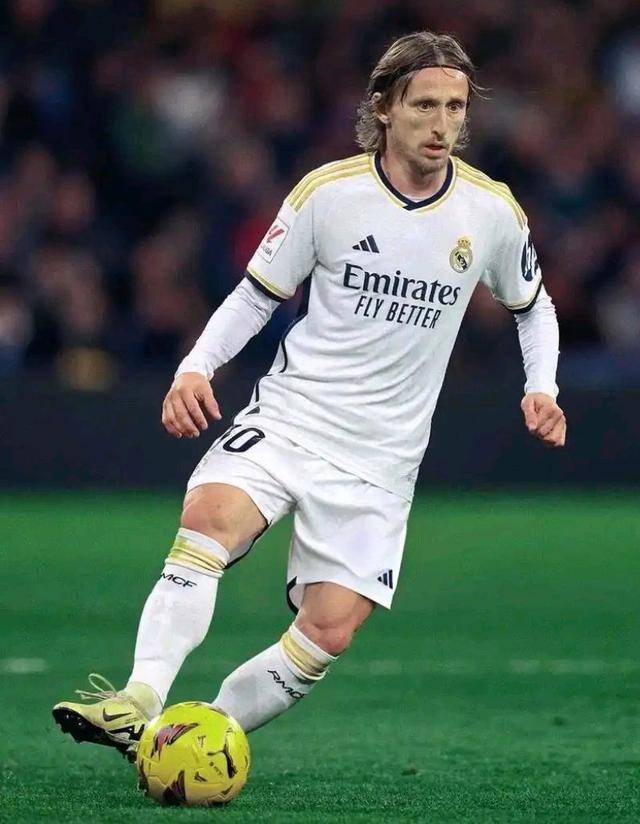 球员赛后把球衣送给癌症小球迷